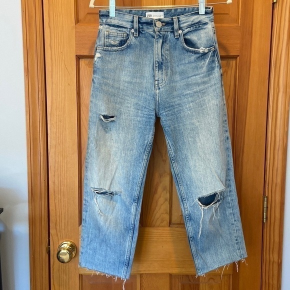 Zara Light Wash Ripped Raw Hem Mom Jeans Size 2 - Picture 1 of 2
